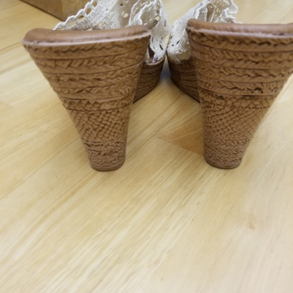 Cream lace wedge 4" that feels like 2.5 " wedges. - Picture 5 of 6